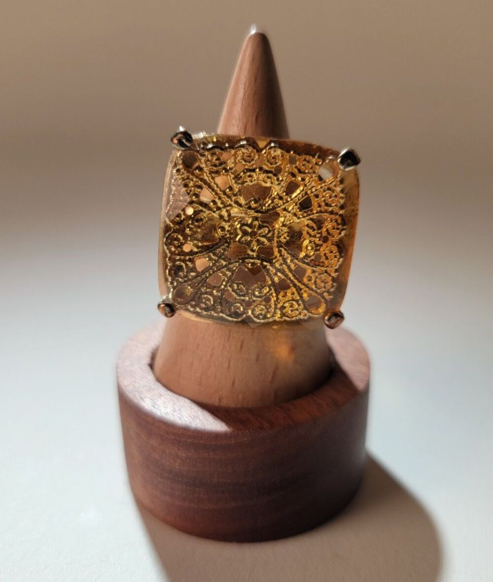 Gold Tone Filigree Ring Square Women's Size 7 Costume Jewelry Cocktail Retro